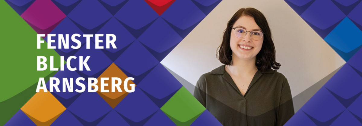 Gina Schmitz – ehemalige Praktikantin beim KSL.Arnsberg – auf bunten Kacheln im Fensterblick Arnsberg
