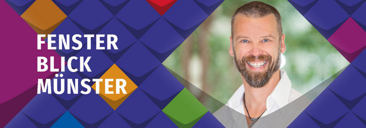 Portrait von Oliver Schneider vor bunten Kacheln der KSL.NRW