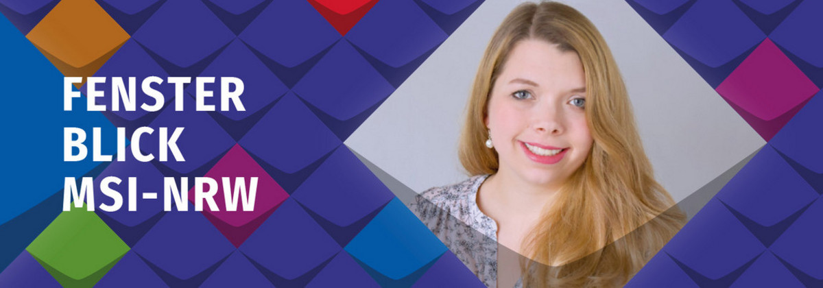 Portrait von Ramona Armbrust vor bunten Kacheln der KSL.NRW