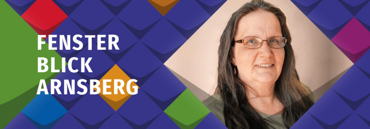 Christiane Rischer vom KSL.Arnsberg auf bunten Kacheln im Fensterblick Arnsberg.