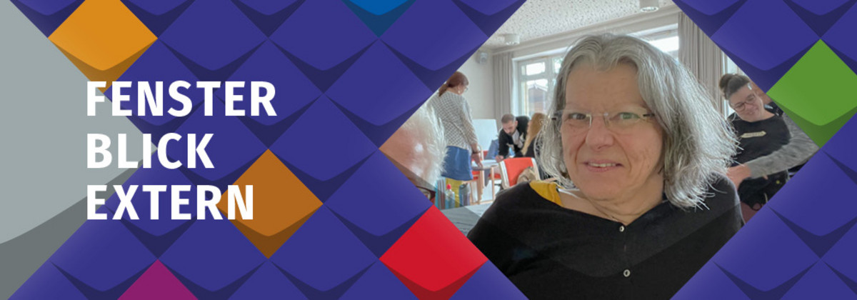Ein Foto von Ellen Romberg-Hoffmann mit dem Titel Fensterblick Extern, eingerahmt in bunten Kacheln des KSL.NRW und grauen Kacheln