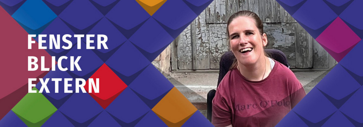 Links steht Fensterblick Extern/In der Mitte befindet sich ein Foto von Lea Voitel, eine junge Frau im Rollstuhl, eingebettet in bunte Kacheln (Stilelemente der KSL.NRW)
