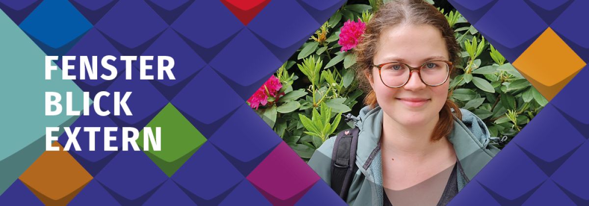 Bunte Kacheln als Stilelemente der KSL.NRW rahmen ein Foto von Hannah Hübecker ein - eine lächelnde junge Frau mit dunkel-blonden langen Haaren und Brille