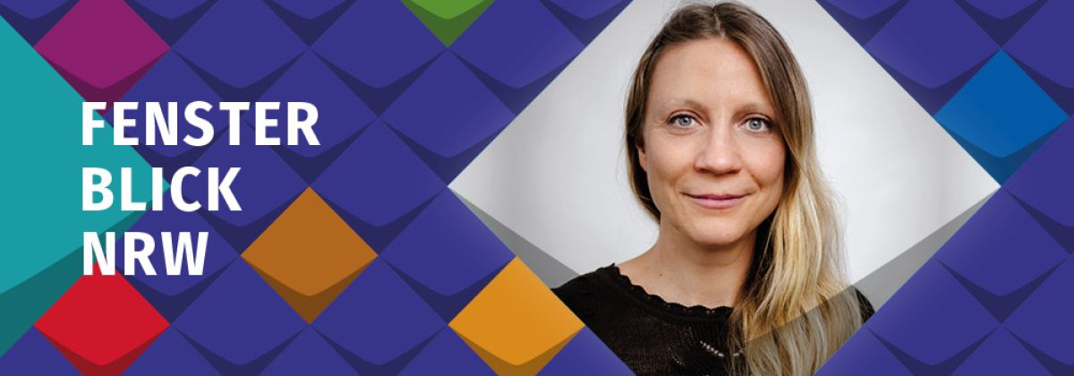 Malin Butschkau, eine lächelnde Frau mit langen blonden Haaren mit dem Titel Fensterblick NRW, eingerahmt in bunte Kacheln des KSL.NRW