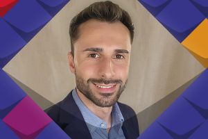 Ein Foto von  Kaan Cevahir – eine Mann mit kurzen dunklen Haaren – eingebettet in Stilelemente des KSL.NRW