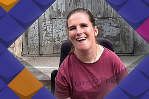 Links steht Fensterblick Extern/In der Mitte befindet sich ein Foto von Lea Voitel, eine junge Frau im Rollstuhl, eingebettet in bunte Kacheln (Stilelemente der KSL.NRW)