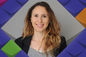 Ein Foto von Dr. Susann Kroworsch eine junge Fau mit langen dunkelblonden Haaren