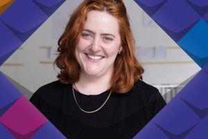 Fensterblick Extern steht auf bunten Kacheln der KSL.NRW mit einem Foto von Ann-Kathrin Hickert 