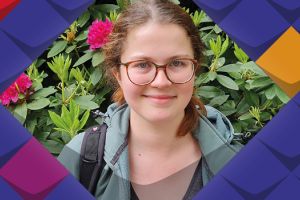 Bunte Kacheln als Stilelemente der KSL.NRW rahmen ein Foto von Hannah Hübecker ein - eine lächelnde junge Frau mit dunkel-blonden langen Haaren und Brille