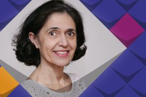 Bunte Kacheln als Stilelemente der KSL.NRW rahmen ein Foto von Dr. Maria del Pinar Andrino Garcia. Drumherum sind bunte Stilelemente der KSL.NRW. Links daneben steht Fensterblick Extern. 