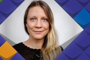 Malin Butschkau, eine lächelnde Frau mit langen blonden Haaren mit dem Titel Fensterblick NRW, eingerahmt in bunte Kacheln des KSL.NRW