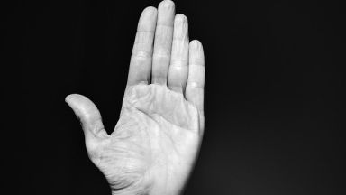 Hand als Stopzeichen Hand als Stopzeichen