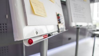 2 Flipcharts mit Informationen/Wissenssammlungen.