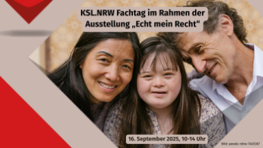 Eine Frau und ein Mann lehnen ihren Kopf an ein Mädchen und schauen glücklich.