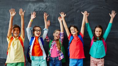 kinder halten zusteimmend die Hände hoch Kinder halten zustimmend die Hände hoch