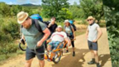 Szene aus dem Film, Freund wird getragen