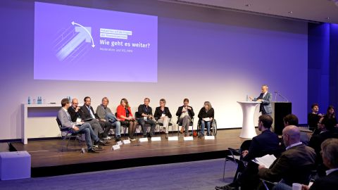 Was zeichnet eigentlich gute Vernetzung aus? Und was sind die Vorteile für Menschen mit Behinderung? Welche Möglichkeiten bietet die Digitalisierung, um die Beratungsangebote auf regionaler Eben zu vernetzen? Welche Funktion sollten die örtlichen Kooperationsvereinbarungen für die Vernetzung einnehmen? Solche und ähnliche Fragen haben die KSL-Mitarbeiter*innen während der Veranstaltung im Dialog thematisiert und mit ihrer Erfahrung beantwortet.