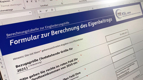 Blick auf die Berechnungstabelle an einem Computer-Bildschirm
