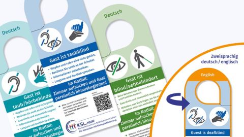 Die drei Türanhänger liegen nebeneinander. Hinweis: Zweisprachig deutsch / englisch.
