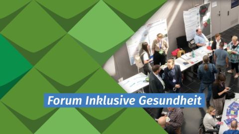 Grüne KSL Kacheln. Auf der Rechten Seite ein Bild von oben auf eine Menschenmenge in einem Raum. Viele reden miteinander. Dazu der Schriftzug: Forum Inklusive Gesundheit