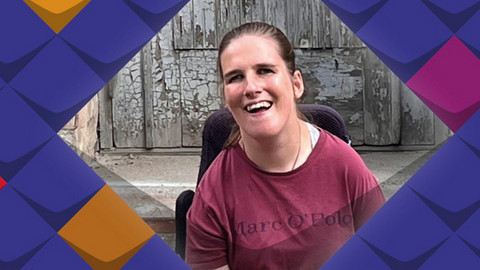Links steht Fensterblick Extern/In der Mitte befindet sich ein Foto von Lea Voitel, eine junge Frau im Rollstuhl, eingebettet in bunte Kacheln (Stilelemente der KSL.NRW)