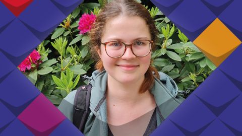 Bunte Kacheln als Stilelemente der KSL.NRW rahmen ein Foto von Hannah Hübecker ein - eine lächelnde junge Frau mit dunkel-blonden langen Haaren und Brille
