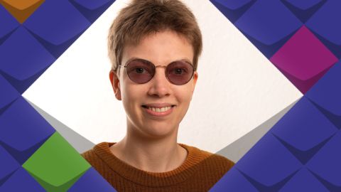 Ein Foto von Milena Wolf, eine lächelnde junge Frau mit kurzen dunkel-blonden Haaren mit dem Titel Fensterblick Arnsberg, eingerahmt in bunte Kacheln des KSL.NRW