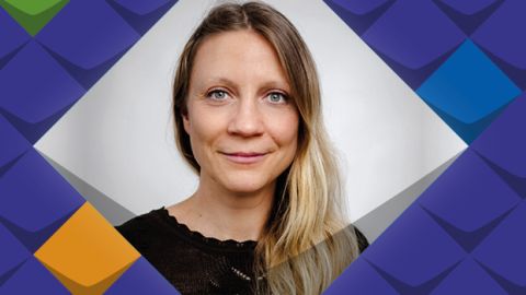 Malin Butschkau, eine lächelnde Frau mit langen blonden Haaren mit dem Titel Fensterblick NRW, eingerahmt in bunte Kacheln des KSL.NRW
