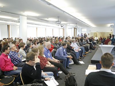 Bild des ausgebuchten Konferenzsaals mit ca. 200 Teilnehmenden