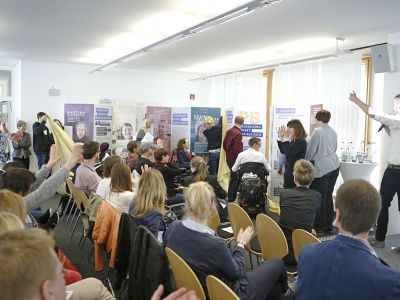 Die Wanderausstellung wird feierlich enthüllt