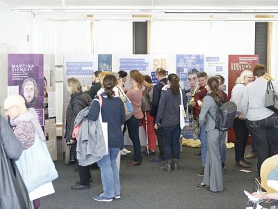 Besucher betrachten die Wanderausstellung