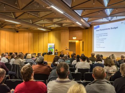 Rund 150 Teilnehmende waren in das Neue Rathaus Bielefeld gekommen.