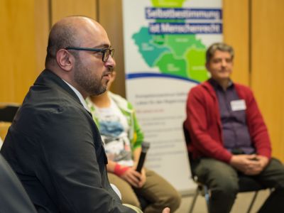 Mesut Can (links im Bild) moderiert das Podiumsgespräch mit Budgetnehmenden.