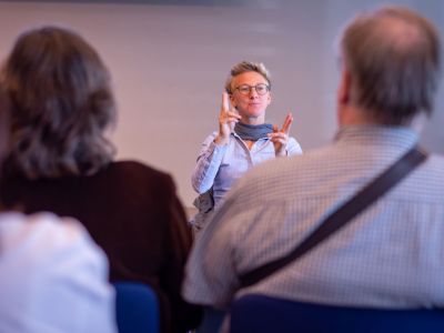 Alle Wortbeiträge wurden durch Gebärdendolmetscherinnen wurden übersetzt.
