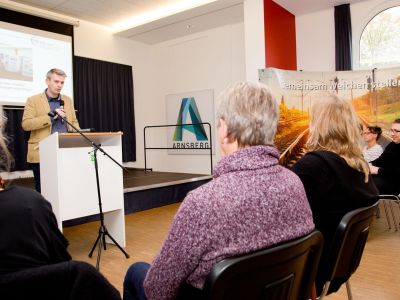 Matthias Otto, Behindertenbeauftragter der Stadt Arnsberg (im Bild am Rednerpult), begrüßte die Teilnehmenden im Bürgerzentrum Bahnhof Arnsberg.