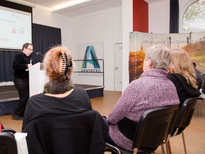 Manuel Salomon vom KSL Arnsberg (im Bild am Rednerpult) erklärte rechtliche Aspekte des Persönlichen Budgets.