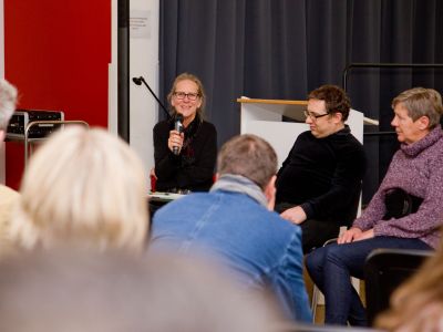 Martina Siehoff (im Bild hält sie ein Mikrofon) berichtet von ihren Erfahrungen mit dem Persönlichen Budget.