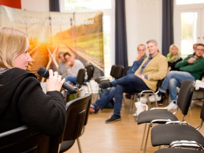 Daniela Hermann (im Bild links) von der EUTB in Dortmund berät Betroffene zum Persönlichen Budget.