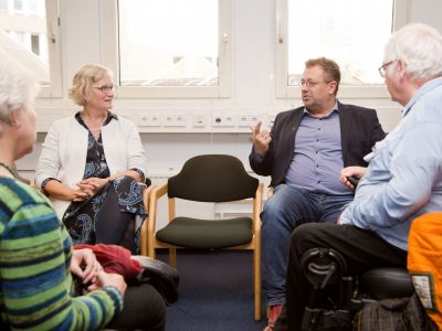 Mehrdad Mostofizadeh, NRW-Landtagsabgeordneter und sozialpolitischer Sprecher von Büdnis90/Die Grünen, w (im Bild 2. von rechts) war an diesem Abend zum „Stammtisch“ gekommen, um sich vor Ort zu informieren.