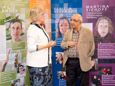 Iris Colsman, Leiterin des KSL Düsseldorf, im Gespräch mit einem Teilnehmer.