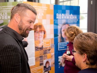 Oliver Schneider vom KSL Münster (im Bild links) im Gespräch mit Inge Hille, deren Tochter ein Persönliches Budget erhält.