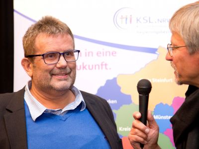 Grevens Bürgermeister Peter Vennemeyer (links im Bild) sagte: „Selbstbestimmt Leben heißt auch: selbstbestimmt Entscheidungen treffen. Egal, ob ein Mensch ein Handicap hat oder nicht!“