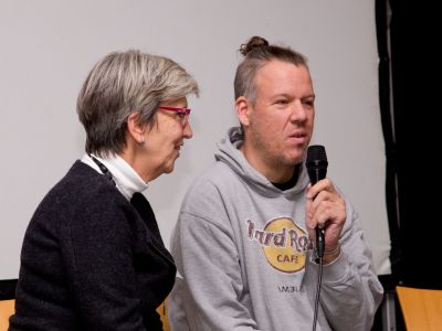 Marita Dirks-Kortemeyer von der Lebenshilfe Kreis Steinfurt (links im Bild)  im Gespräch mit einem Budgetnutzenden.