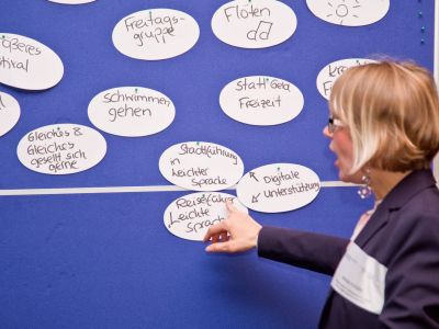 Mareike Knöpfel vom KSL Münster pinnt die Wünsche der Workshop-Teilnehmende an eine Metaplan-Tafel.