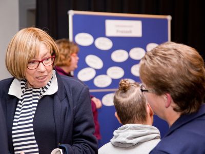 Die ehemalige Landesbehindertenbeauftragte Elisabeth Veldhues (links im Bild) im Gespräch mit Inge Hille, Mutter einer Budgetnutzenden.