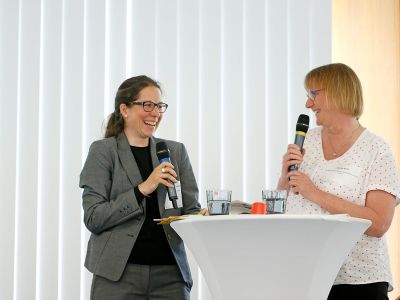 Frau Bianca Esch vom Landschaftsverband Rheinland und Frau Andrea Arntz vom Landschaftsverband Westfalen-Lippe während ihres Vortrages