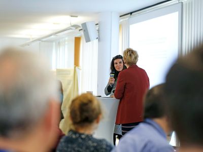 Frau Isabelle Stainhauser vom Ministerium für Arbeit, Gesundheit und Soziales während des Interviews mit der Moderatorin Cornelia Benninghoven.