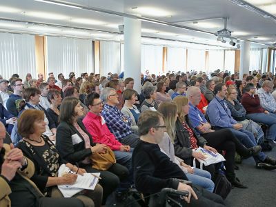 Blick ins Publikum, voller Saal mit über 200 Teinehmenden