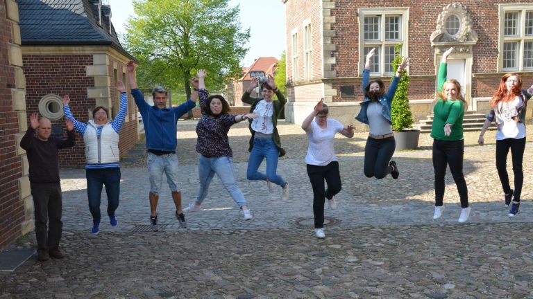 Das Team von zuGehört - alle Personen springen in die Luft