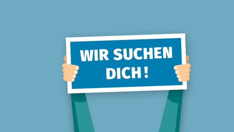 Eine Person hält Zettel mit der Aufschrift wir suchen dich Hoch